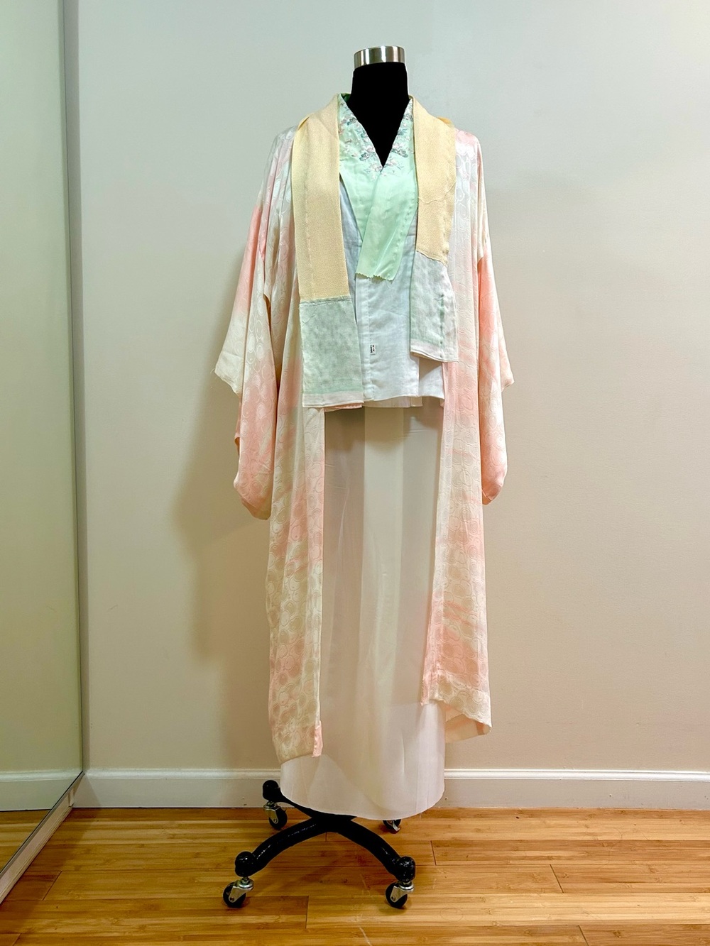 Vintage Japanese 3-Piece Silk Kimono Dressing Ensemble Arakawa